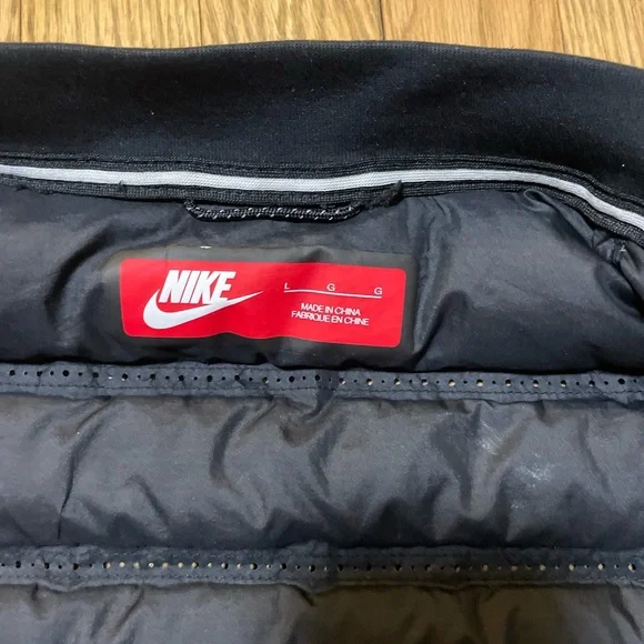 NIKE Women’s Jacket Aeroloft 800 Tech Fleece Bomber - Picture 6 of 14